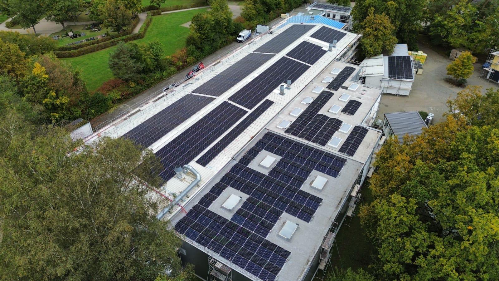 Professionell installierte Photovoltaikanlage auf einem Flachdach in Deutschland