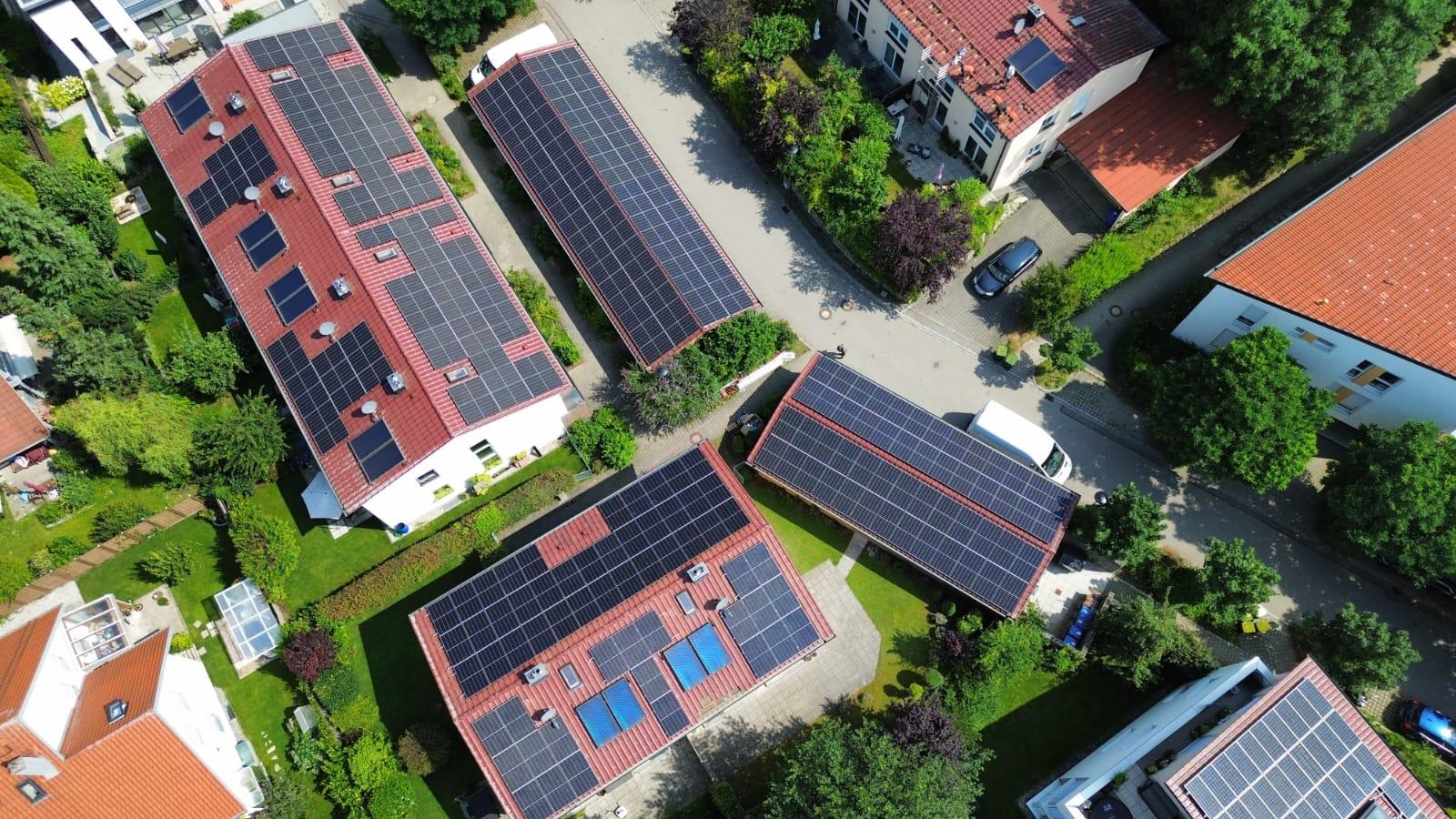 Professionell installierte Photovoltaikanlagen auf Wohngebäuden in Deutschland