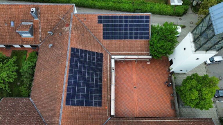 Photovoltaik-Montage auf einem Einfamilienhaus in Deutschland