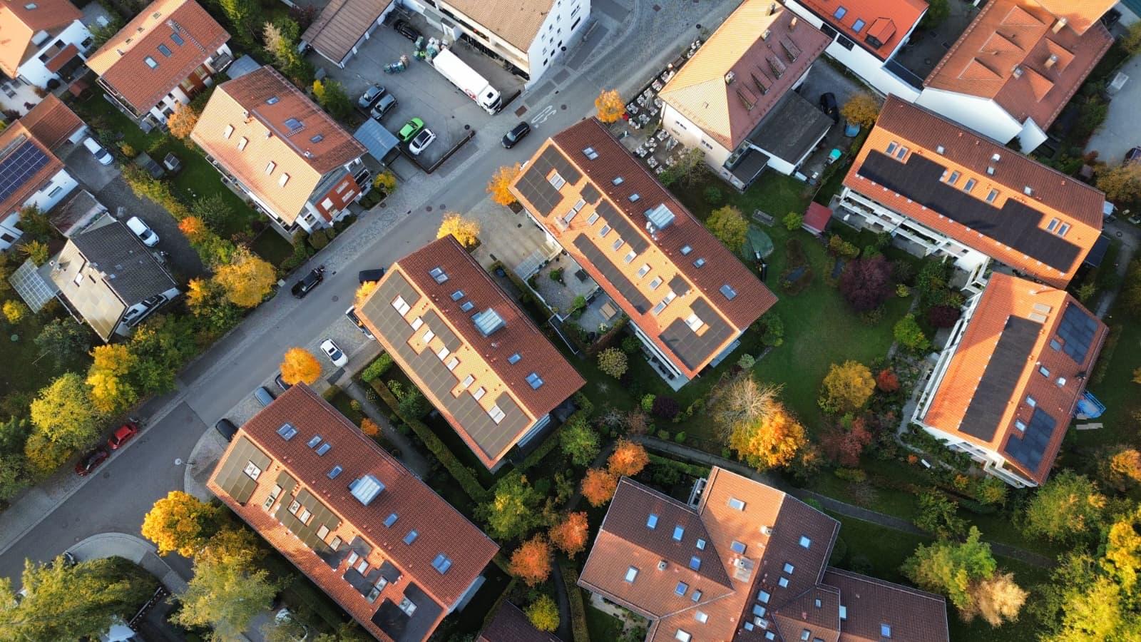 Photovoltaik-Projekt mit Solarmodulen auf mehreren Wohnhäusern