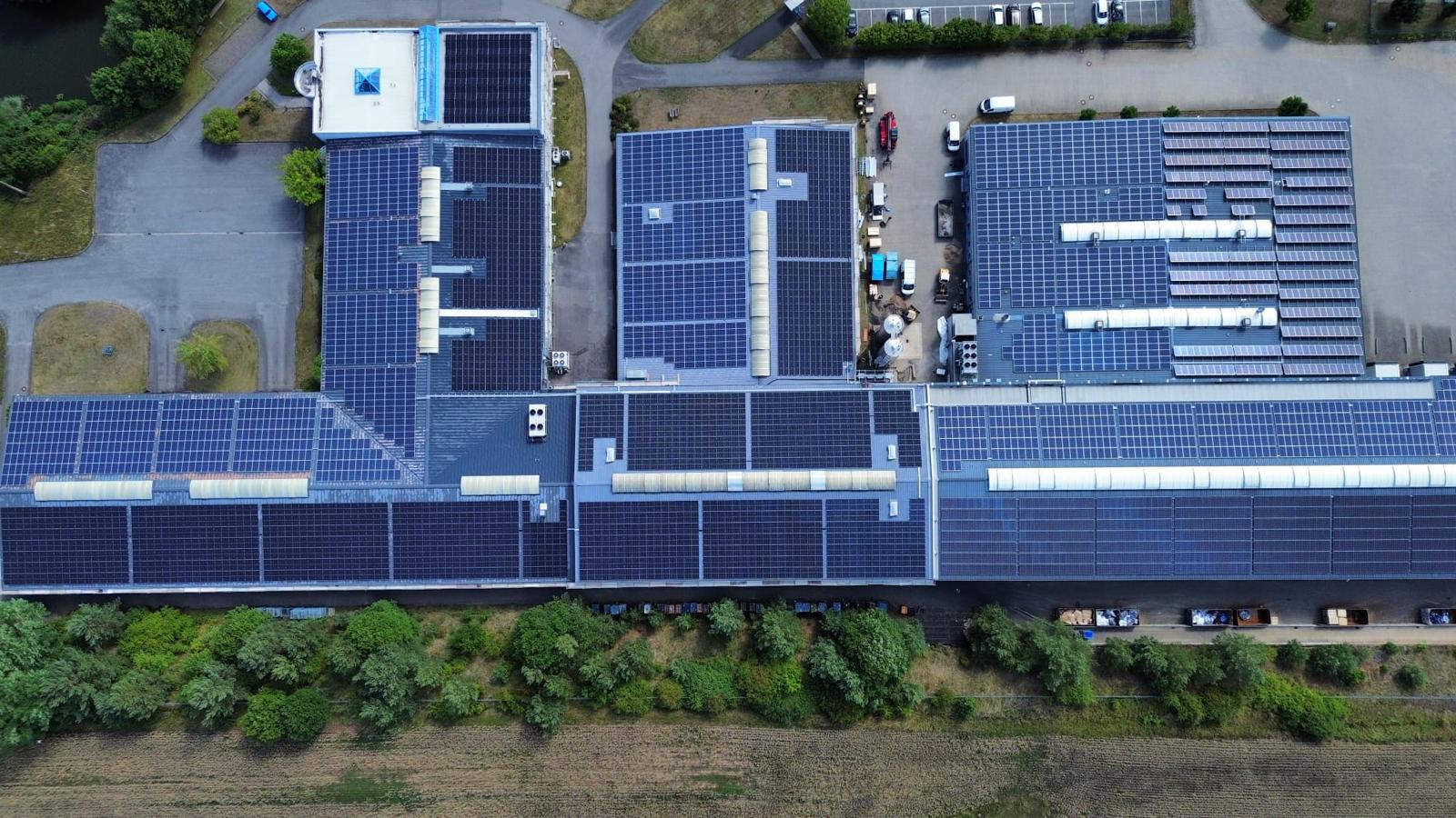 Photovoltaikanlage auf einem Gewerbegebäude in Deutschland