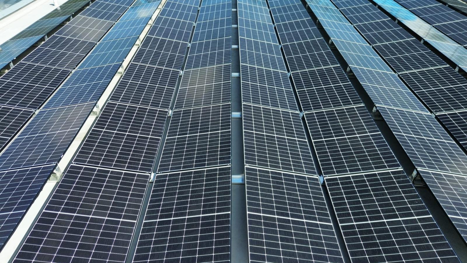 Photovoltaikanlage auf dem Dach eines Gewerbegebäudes in Deutschland
