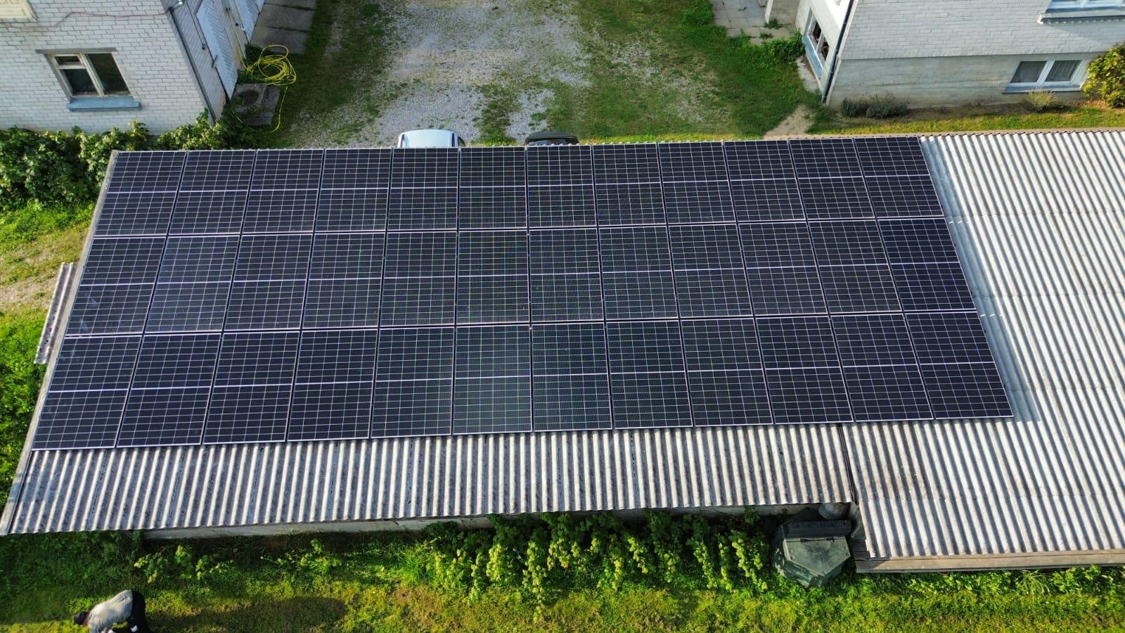 Wartung und Inspektion einer Photovoltaikanlage auf einem Hausdach